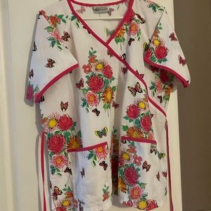 White w pink garden print scrub top w fucia piping  XL string tie two pockets